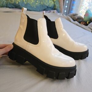 Circus by Sam Edelman White Patent Darielle Black Lug Sole Chelsea Booties HAL3